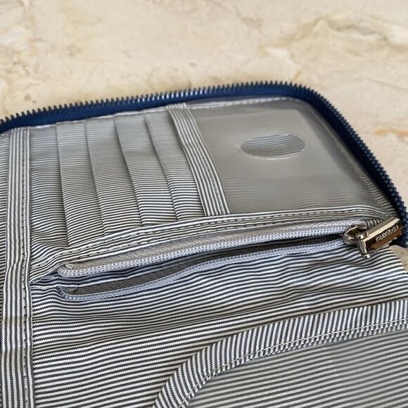 Travelon RFID Blocking Single Zip Nylon Wallet - Picture 11 of 12